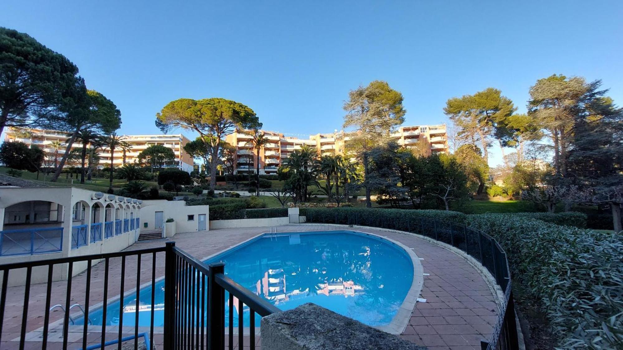 Charmant Appartement Residentiel Avec Terrasse, Jardin Privatif Et Piscine A Cannes Канны Экстерьер фото