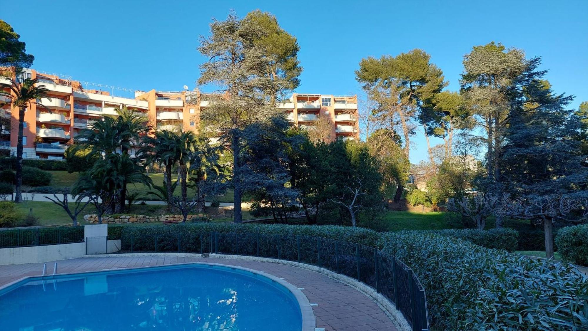 Charmant Appartement Residentiel Avec Terrasse, Jardin Privatif Et Piscine A Cannes Канны Экстерьер фото